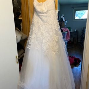 Wedding Dress Never Worn Size 16